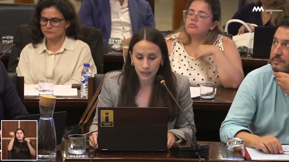 Same session with Portuguese caption above the English caption