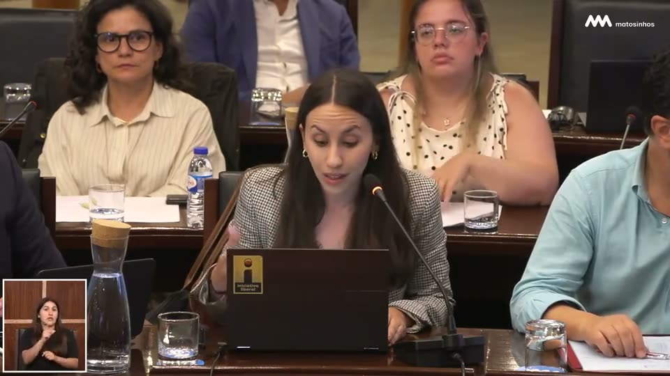 Deputy speaking in the Matosinhos assembly chamber, no captions