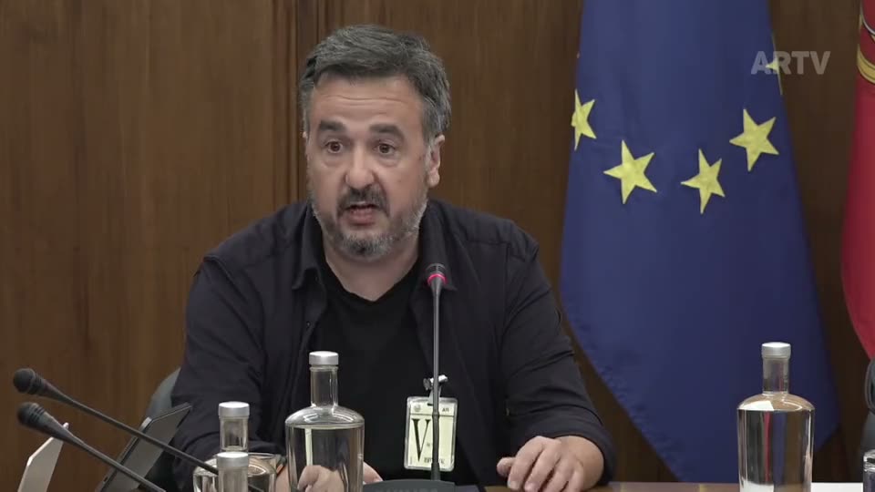 Same hearing with Portuguese caption above the English caption